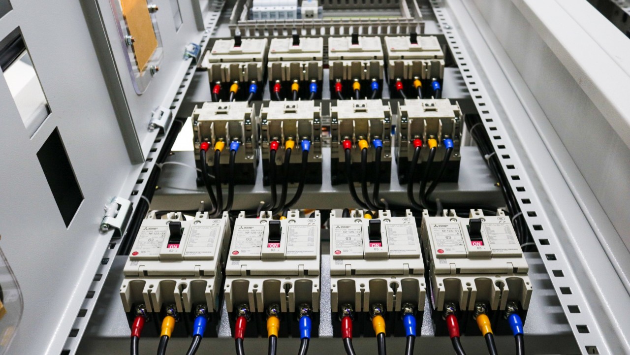 Bên Trong Tủ Điện 3 Pha Có Những Gì?